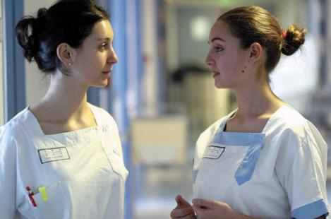 infirmières couloir discussion
