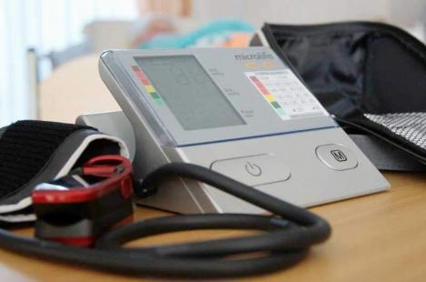 Tensiomètre professionnel médical pour surveiller l'hypertension artérielle