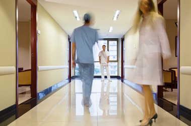 couloir hopital infirmiers