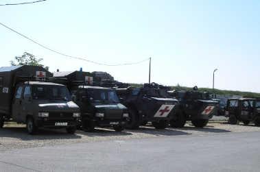 Vehicules sanitaires a disposition en OPEX – Kosovo juillet 2005 (credit : Benedicte Moncomble)