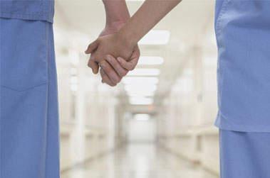 infirmiers se tenant la main